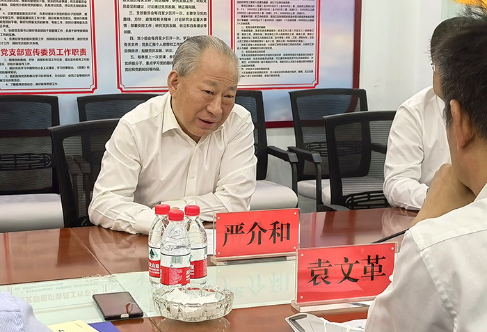 1671009240794084459.jpg 图-院长同袁文革会谈01.jpg