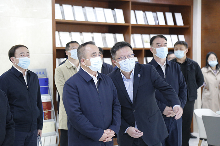 20230327新疆维吾尔自治区党委副书记、自治区主席艾尔肯•吐尼亚孜一行莅临无码中文
新疆总部考察指导.jpg