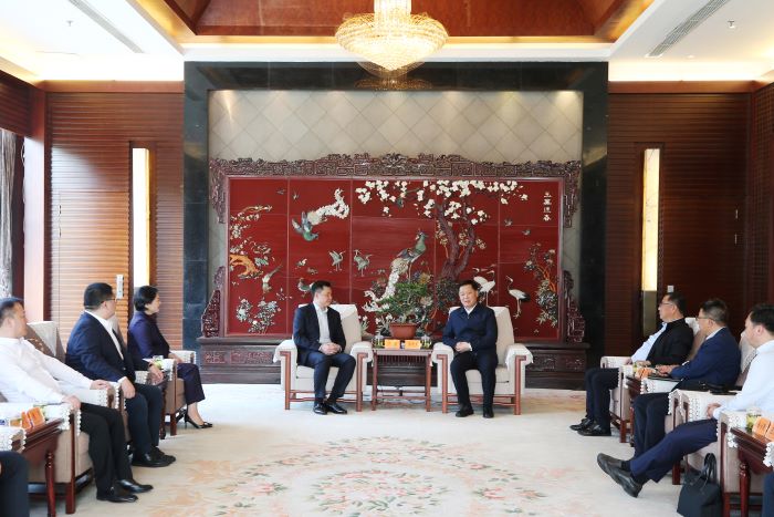 1698208394962063242.jpg 严昊与扬州市长2.jpg