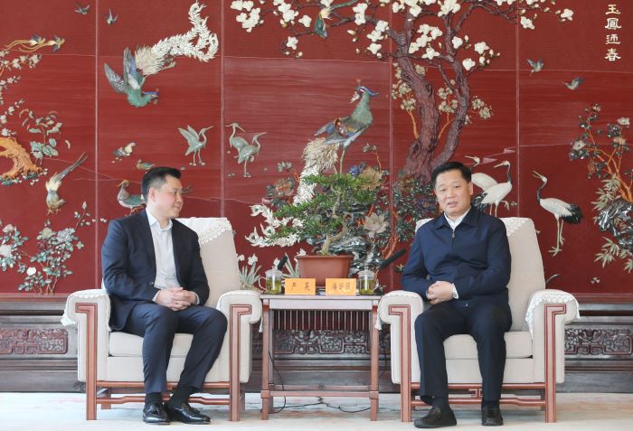 1698208424884009521.jpg 严昊与扬州市长1.jpg