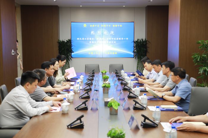 1717146324315002757.jpg 5月30日严昊主席与湖北省江苏商会会长李兴东一行会谈1.jpg