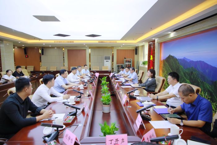 1726804247650062674.jpg 20240918严昊与广西防城港市委书记黄江会谈1.jpg