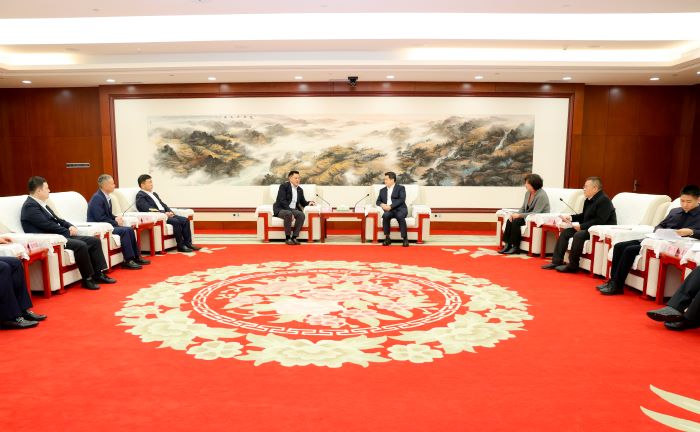 1739790833166042176.jpg 和桂林市委书记会谈2.jpg