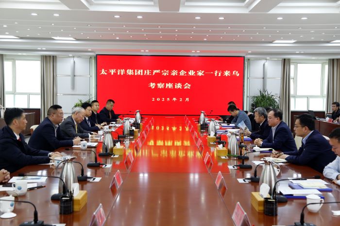 1741002491632054590.jpg 2月27日,与阿克苏地区乌什县委书记颜画会谈1.jpg