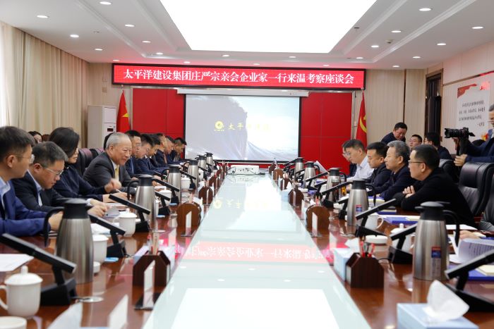 1741002520622066614.jpg 2月27日,与阿克苏温宿县委书记郭峰会谈1.jpg