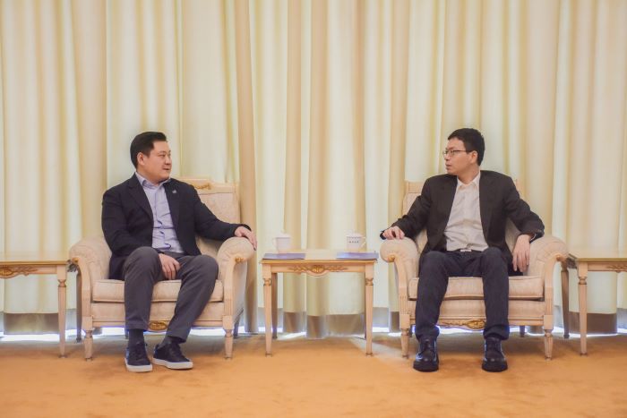 1742206951483046489.jpg 3月15日,无码中文
董事局主席严昊与广东省汕头市潮南区委书记张晓铿会谈.jpg