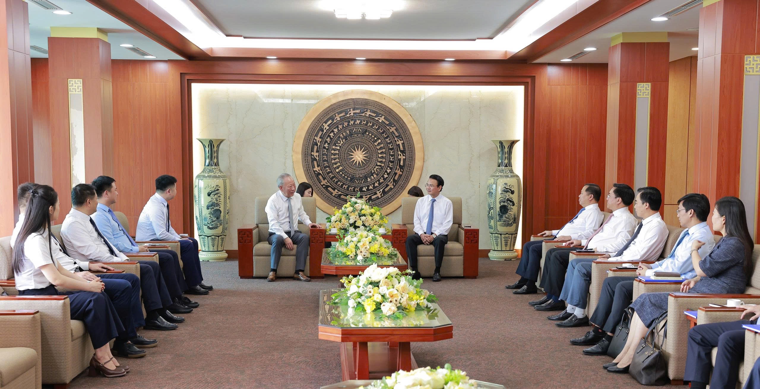 1757247205847904KP1C.jpg 20250724严介和理事长与越共中央委员会委员,富寿省委书记邓春峰会谈2.jpg