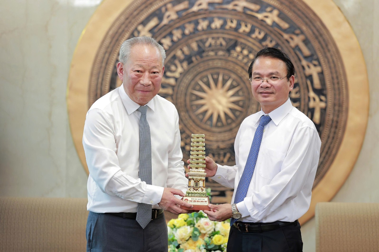 17572473217642525xp4.jpg 20250724严介和理事长与越共中央委员会委员,富寿省委书记邓春峰会谈3.jpg